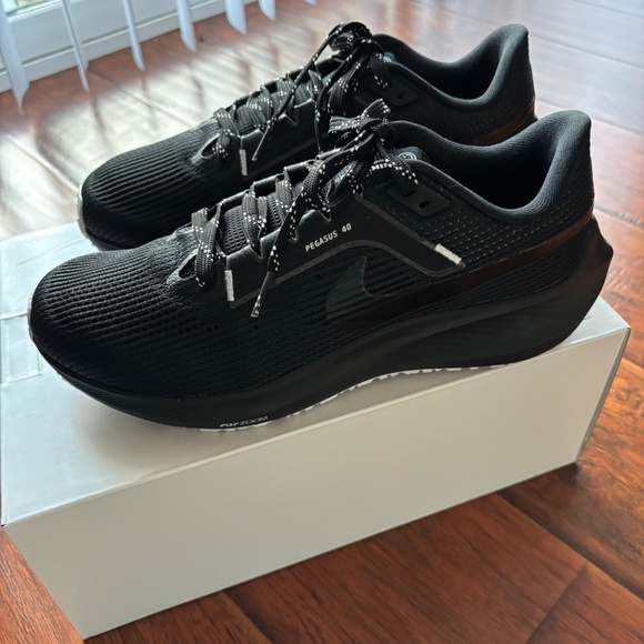 BNIB Nike Pegasus 40 running shoe women's 9 black white - Picture 2 of 6
